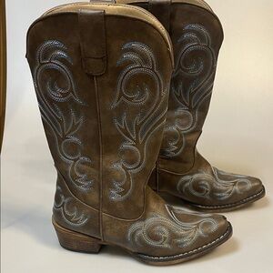 Roper Riley Western Cowboy Boots with Embroidered Design